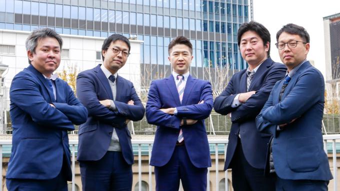 株式会社ルーフィB2B営業部、左から辰川、横谷、渡辺（代表）、石原、池田